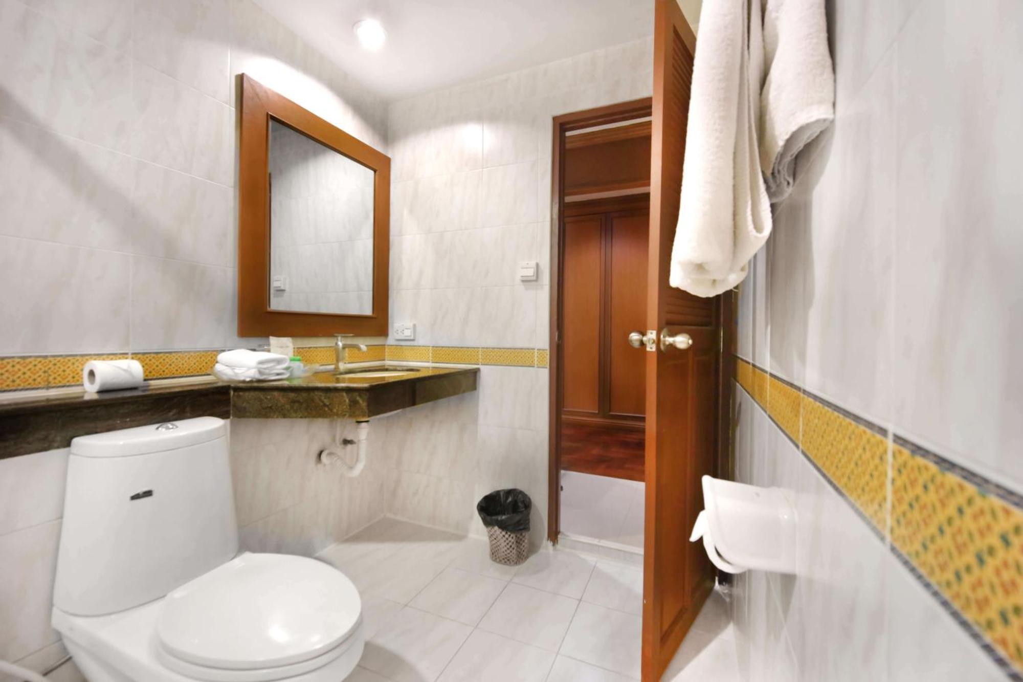 Studio Suite By Royal Ivory Nana Bangkok Luaran gambar
